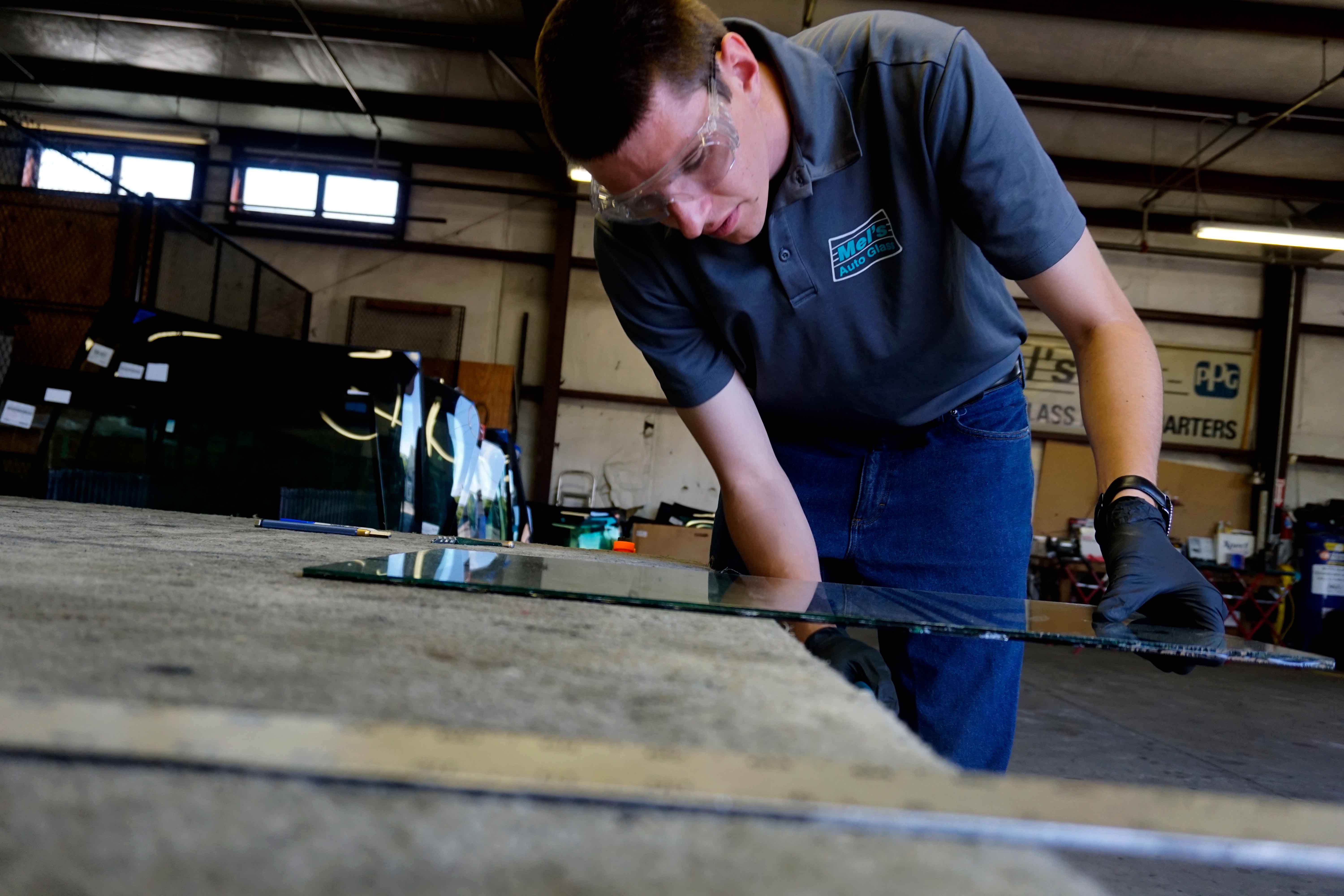 Mel's Auto Glass Technician at Work